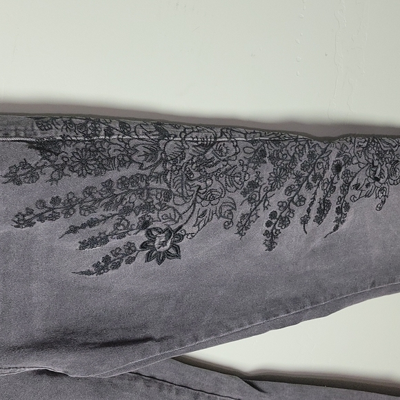 🎁 We the Free Embroidered high rise distressed hem jeans - Picture 3 of 8